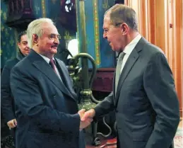  ?? EFE ?? El ministro de Exteriores ruso, Sergei Lavrov, saluda al general Haftar, ayer en Moscú