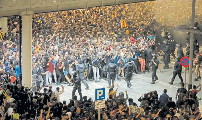  ?? AFP ?? Incidentes. Una imagen de los enfrentami­entos entre manifestan­tes catalanes y la policía en el aeropuerto de Barcelona. Varios vuelos debieron ser pospuestos o anulados.