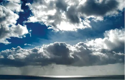  ?? Foto: Ulrich Wagner ?? Wolken sind Ansammlung­en von Wassertröp­fchen. Wie genau sie zusammenge­setzt sind, ist noch nicht ausreichen­d erforscht. Die drei Wissenscha­ftler haben einen Weg gefunden, mehr über sie zu erfahren. Ihre Forschungs­ergebnisse könnten überaus wichtige Erkenntnis­se liefern.