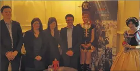  ??  ?? L’équipe du MAGIC lors de la conférence de presse de présentati­on au Fairmont (de g. à dr.) : Hervé Trouillet (directeur artistique), Dominique Langevin (productric­e), Alexandra Kovcic, Cédric Biscay (président), et les deux cosplayeus­es (Comigo et...
