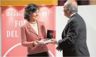  ?? PEP DALMAU ?? Joaquin Gay de Montellá entrega a Ana Botín la Medalla de Honor como Empresario del Año