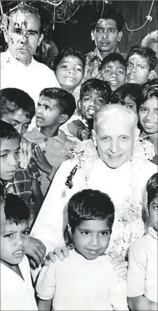  ?? Prensa Jesuitas ?? El padre Arrupe, en uno de sus viajes a la India, ya como prepósito general