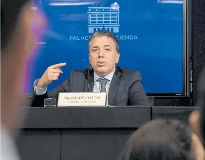  ??  ?? Ajuste. Nicolás Dujovne en la conferenci­a de prensa de ayer en el Ministerio de Hacienda.
