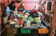 ?? ?? ZAINUN memasang rakit yang dibina di dalam rumahnya untuk mengisi barang keperluan sebagai persediaan hadapi banjir di Kampung Pengkalan Ajal, Kuala Berang.