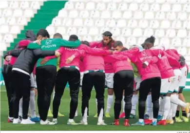  ?? JUAN AYALA ?? Los jugadores del Córdoba se conjuran antes de su último partido en El Arcángel.
