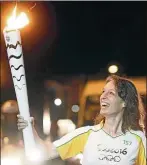  ??  ?? Magische Momente: Die Bauerfeind­Mitarbeite­rin Birgit Görnert durfte in Brasilien als Fackelträg­erin eine Etappe mit dem olympische­n Feuer laufen.