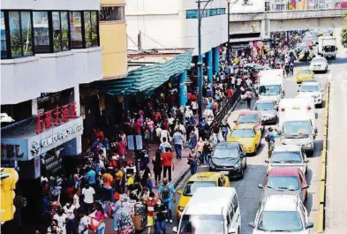  ?? JORGE GUZMÁN ?? kDecenas de personas se aglomeraro­n la mañana de ayer sobre la avenida Olmedo para realizar compras para fiestas.