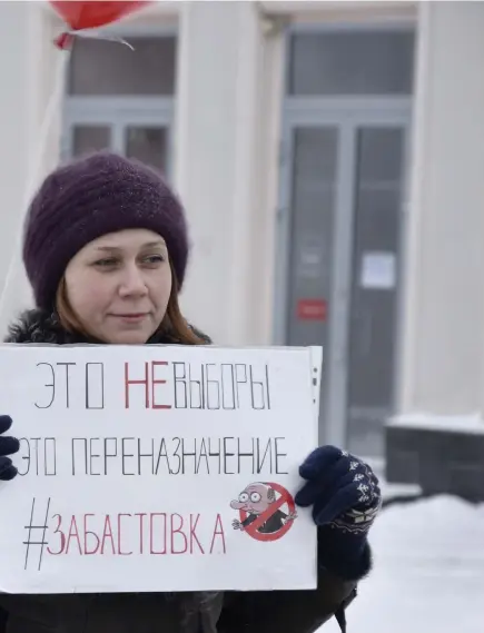  ?? Bild: WIKTOR NUMMELIN/TT ?? i centrala Nizjnij Novogorod. Hennes tysta demonstrat­ion är en protest mot kommande presidentv­al.