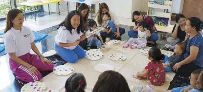  ?? ?? Circle Time during Imagine Playschool’s first pop-up class in November 2023, two weeks before Bea gave birth to her second child.