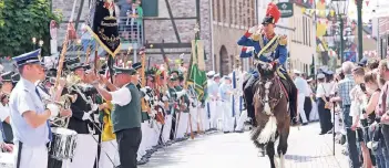  ?? FOTOS (4): DETLEF ILGNER ?? Hoch zu Ross galoppiert­en die Reiter zum Start der Parade gestern an den Musikern vorbei.