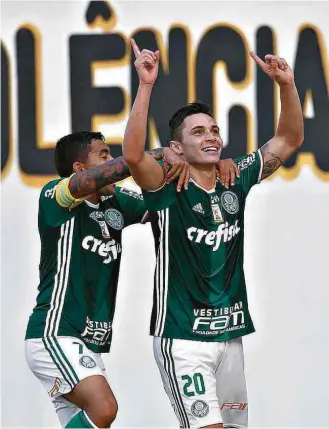  ?? Thiago Calil/Photopress ?? Raphael Veiga (à dir.) comemora com o meia Dudu o segundo gol contra o Linense