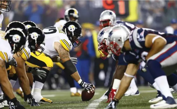  ?? MARK L. BAER/USA TODAY SPORTS ?? The NFL is back. The Pittsburgh Steelers and New England Patriots lined up against each other Thursday, and fans lined up to watch, convenient­ly forgetting many of the league’s issues.