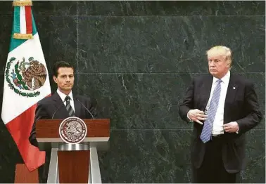  ?? Marco Ugarte / AP ?? Donald Trump (der.) visitó el miércoles al presidente mexicano Enrique Peña Nieto en Los Pinos.
