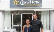  ??  ?? Sur la terrasse des Mets d’Occitanie, Christophe Delpech et Justine ont hâte de revoir leurs clients