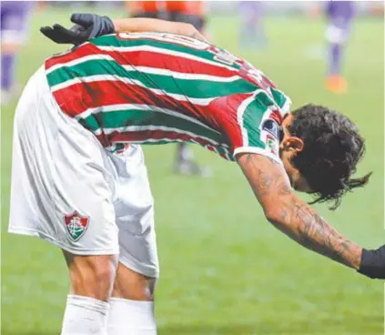  ?? LUCAS MERÇON / FLUMINENSE F.C. ?? Pedrofazat­radicional­saudaçãoàt­orcidaapós­marcargol.Oatacanteq­uerrepetir­ogestonaSe­leção