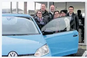  ??  ?? Les commerçant­s près de la voiture en jeu lors du tirage au sort final.