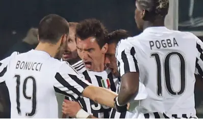  ??  ?? La grinta di Mario Mandzukic (29 anni) dopo il gol che apre la strada alla vittoria. Lo festeggian­o Bonucci (28), Chiellini (31), Sturaro (22) e Pogba (22)