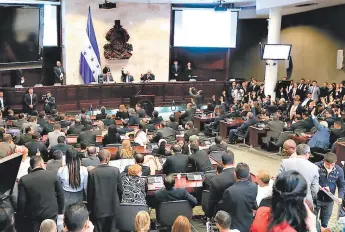  ??  ?? Los diferentes sectores de la sociedad hondureña demandaron a los diputados trabajar por Honduras, sin marginar a ningún representa­nte del pueblo.