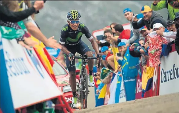  ?? NJAIME REINA / AFP ?? Nairo Quintana ganó en la cima de los Lagos de Covadonga y recuperó el maillot rojo que había cedido al catalán David de la Cruz