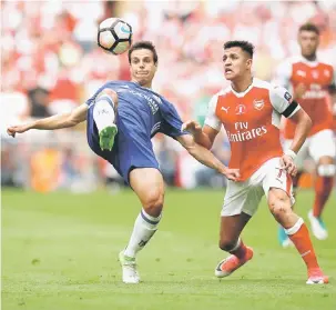  ?? — Gambar Reuters ?? IDAM KEJUARAAN: Sanchez (kanan) bersaing dengan pemain Chelsea, Cesar Azpilicuet­a pada perlawanan akhir Piala FA Inggeris di Stadium Wembley, London pada 27 Mei lepas.