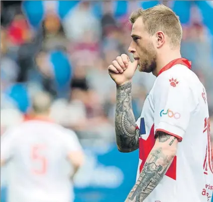  ?? FOTO: EFE ?? Celebració­n especial Guidetti, que ayer cumplía años, fue decisivo en el triunfo albiazul al lograr el único tanto del encuentro