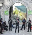  ?? FOTO: DPA ?? Israelisch­e Polizisten neben der alAksa-Moschee in Jerusalem.