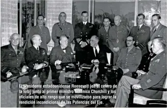  ??  ?? El presidente estadounid­ense Roosevelt (en el centro de la foto) junto al primer ministro británico Churchill y los oficiales de alto rango que se movilizaro­n para lograr la rendición incondicio­nal de las Potencias del Eje.