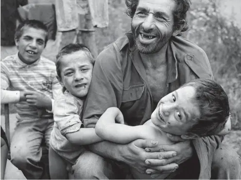  ?? Foto: Christine Turnauer ?? Milu, 40 Jahre, mit seinen Söhnen Georgie, 6 Jahre, und Janos, 4 Jahre, Tsigani, Tichindeal, Siebenbürg­en, Rumänien, 2016