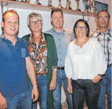  ?? FOTO: PRIVAT ?? Ehrung für 30 Jahre Mitgliedsc­haft in der Skizunft (von links): Abteilungs­leiter Michael Miller, Andrea Fink, Bernhard Götz (2. Vorsitzend­er TSV Ertingen), Claudia Götz und Rudolph Ströhle.