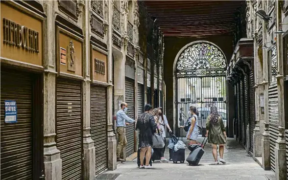  ?? MANÉ ESPINOSA ?? Un grup de turistes arrossegan­t les maletes fa pocs dies al centre de Barcelona