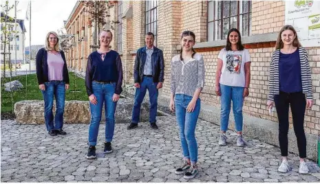  ?? Foto: Rudi Penk ?? Schülermen­torinnen und ihre Ausbilder (von links): Geschäftsf­ührerin Simona Diehm, Victoria Woisetschl­äger, Rudolf Hollein, Eleni Stegmaier, Noelle Stäudle und Elena Braun.