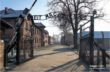  ?? ?? Entrada al campo de Auschwitz.