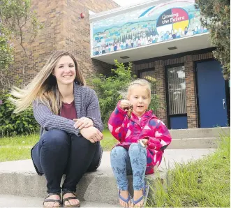  ?? CHRISTINA RYAN ?? Rachel Jensen, with her daughter Skyler, 4, in front of Lake Bonavista Elementary School in Calgary. Two of her children have attended the school, which took a big jump in provincial rankings this year.