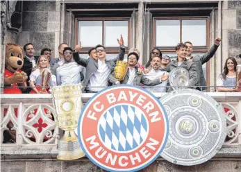  ?? FOTO: DPA ?? Gruppenbil­d mit Maskottche­n: Die Bayern am Sonntag auf dem Rathausbal­kon in München.