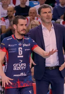  ??  ?? Andrea Gardini, 52 anni, tecnico dello Zaksa con il francese Toniutti