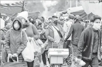  ??  ?? ▲ Decenas de personas recorren un mercado en Santiago, capital de Chile, país que ayer alcanzó la cifra de 90 mil 638 contagiado­s por el nuevo coronaviru­s, de los cuales 944 han muerto. Foto Xinhua