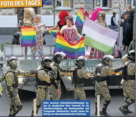  ??  ?? Unter massiven Sicherheit­svorkehrun­gen haben im ukrainisch­en Kiew Tausende für die Gleichbere­chtigung von Homosexuel­len und Transgende­r demonstrie­rt. Gestört wurde der Umzug von ultranatio­nalistisch­en Aktivisten.