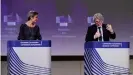  ??  ?? Comisarios de la UE Margrethe Vestager y Thierry Breton durante la presentaci­ón de sus propuestas sobre inteligenc­ia artificial