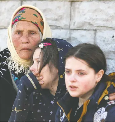  ?? RICARDO MORAES / REUTERS / TPX IMAGES OF THE DAY ?? Residents are evacuated on Monday from a village near Kharkiv after it was retaken by Ukrainian forces.