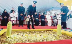  ?? PIC BY AMRAN HAMID ?? Prime Minister Datuk Seri Najib Razak pouring scented water on the grave of the late Sultan Abdul Halim Mu’adzam Shah at the Royal Mausoleum in Alor Star yesterday. Looking on are Tunku Bendahara of Kedah Tan Sri Tunku Abdul Hamid Thani (seated, second...