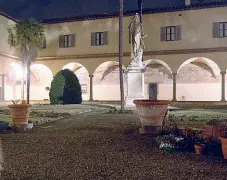  ??  ?? Il chiostro del convento di San Marco Sopra la chiesa