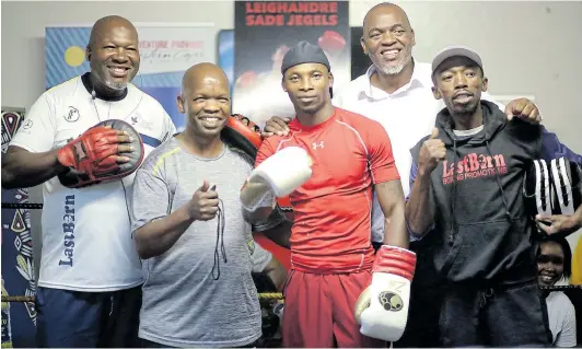  ?? MARK ANDREWS ?? READY TO FIGHT: Zolani Tete, centre, with his team, chief trainer Loyiso Mtya, assistant trainer Andile Mofu, manager Mla Tengimfene and second assistant trainer Mhikiza Myekeni, in Mdantsane.Picture:
