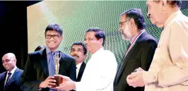  ??  ?? Dr.Indunil Liyanage, receiving the National Apex Award for Marketing from President Maithripal­a Sirisena. Prof. Rohana Kuruppu, President OPA and Karu Jayasuriya, Speaker of Sri Lanka Parliament are also in the picture.