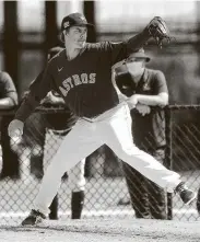  ?? Karen Warren / Staff photograph­er ?? Zack Greinke tossed 20 pitches and recorded one strikeout in his Grapefruit League debut Saturday.