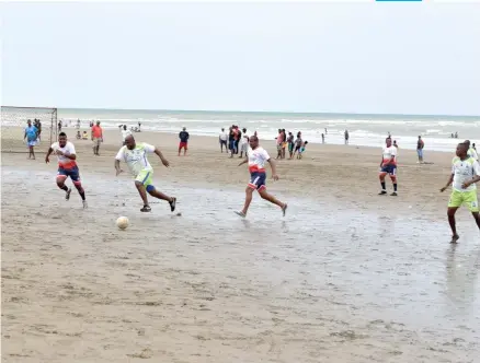  ??  ?? TRIUNFO. Cuatro equipos pasaron a la semifinal del fútbol de playa Sob-35.