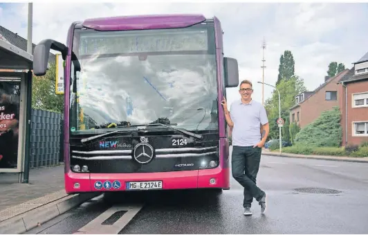  ?? FOTO: JANA BAUCH ?? NEW-Busfahrer Christoph Gutmann steuert regelmäßig die EBusse der Linie 033 durch den Gladbacher Straßenver­kehr.