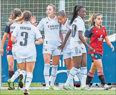  ?? ?? Weir celebra junto a Nahikari, Lucía Rodríguez, Feller y Abelleira su gol a Osasuna.