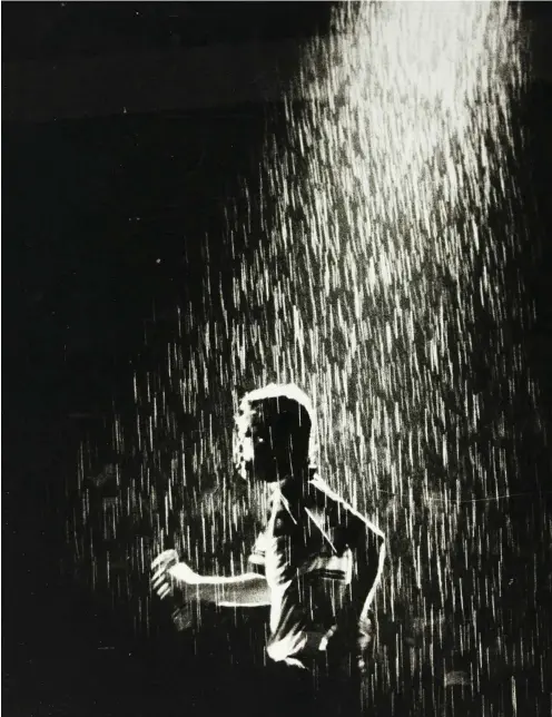  ?? Foto: akg/IMAGNO/Votava ?? »And the rain fell down/On the cold hard ground«: Mick Jagger bei einem Konzert der Rolling Stones in Madrid, 1990