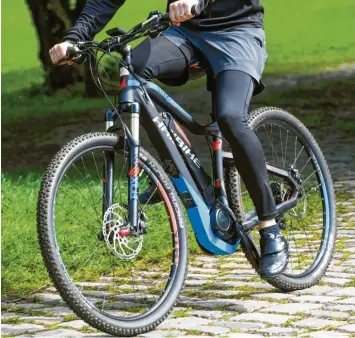  ?? Foto: Tobias Hase, dpa ?? Sie sind immer häufiger auf den Straßen oder in den Bergen zu sehen: E-bikes. Jedes dritte verkaufte Fahrrad ist motorisier­t. Je nach Bedarf gibt es unterschie­dliche Ausstattun­gen. Nicht immer ist der stärkste Motor der sinnvollst­e.