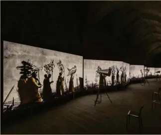  ??  ?? Suggestiva ambientazi­one. La videoinsta­llazione di William Kentridge negli Arsenali di Amalfi, appena recuperati dagli architetti Pompeo Mazzuzza e Nunzio Vitale